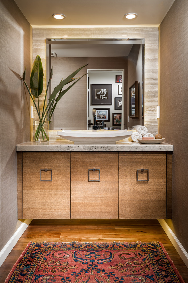 Ejemplo de cuarto de baño vintage con armarios con paneles lisos, puertas de armario de madera clara, paredes beige, suelo de madera en tonos medios y lavabo sobreencimera