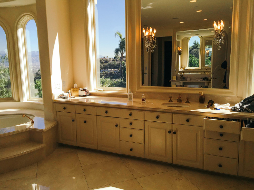 Ejemplo de cuarto de baño principal retro de tamaño medio con armarios con paneles con relieve, puertas de armario beige, encimera de granito y encimeras multicolor
