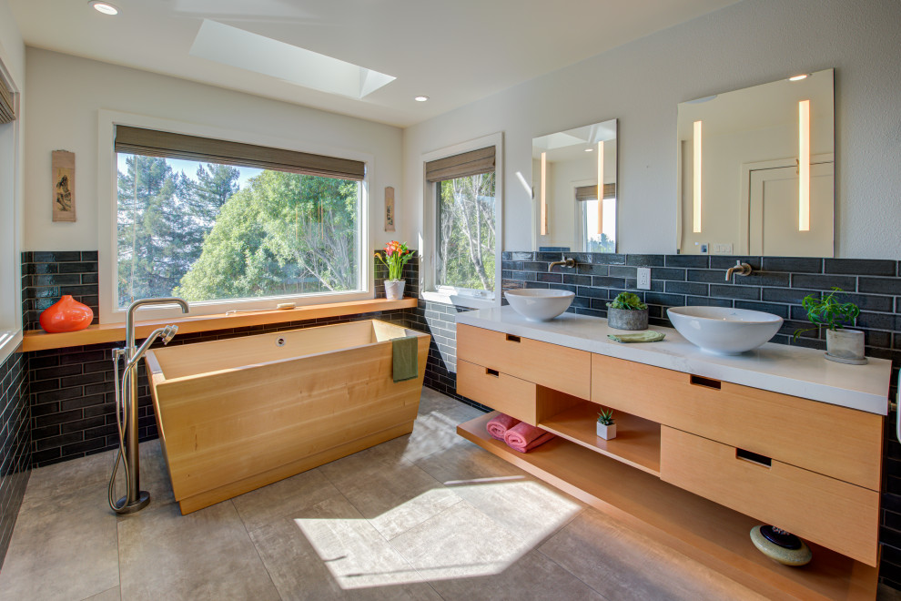 Свежая идея для дизайна: ванная комната в стиле ретро с полновстраиваемой ванной, столешницей из ламината, плоскими фасадами, фасадами цвета дерева среднего тона, тумбой под две раковины и подвесной тумбой - отличное фото интерьера