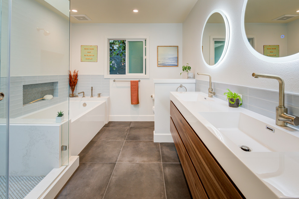 サンフランシスコにある広いミッドセンチュリースタイルのおしゃれな浴室 (オープン型シャワー、アンダーマウント型浴槽、分離型トイレ、青いタイル、セラミックタイル、白い壁、セラミックタイルの床、黄色い洗面カウンター、フラットパネル扉のキャビネット、中間色木目調キャビネット、ニッチ、洗面台2つ、フローティング洗面台) の写真