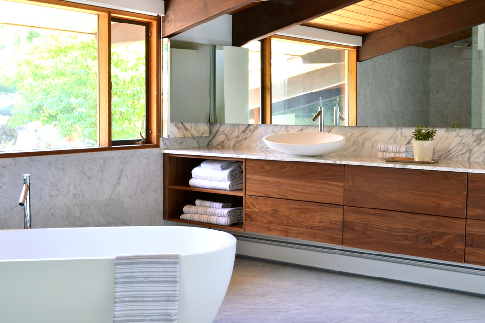Foto di una grande stanza da bagno padronale moderna con lavabo a bacinella, top in marmo, vasca freestanding, doccia a filo pavimento, WC monopezzo, pareti bianche e pavimento in marmo