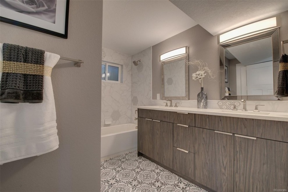 Modernes Badezimmer mit flächenbündigen Schrankfronten, dunklen Holzschränken, offener Dusche, weißen Fliesen, Zementfliesen, grauer Wandfarbe, Porzellan-Bodenfliesen, Quarzit-Waschtisch und weißer Waschtischplatte in Sonstige
