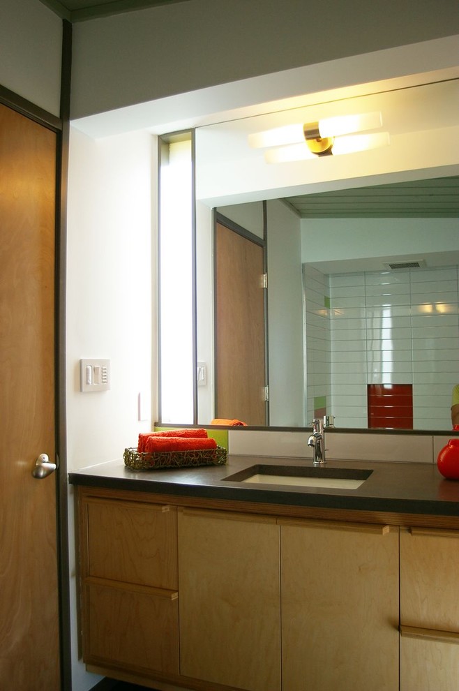 Ejemplo de cuarto de baño vintage con armarios con paneles empotrados, puertas de armario de madera clara, encimera de cemento, bañera encastrada, baldosas y/o azulejos multicolor y baldosas y/o azulejos de cerámica