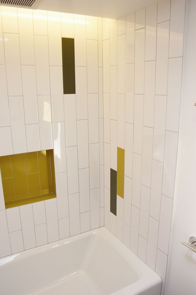 Imagen de cuarto de baño moderno con lavabo bajoencimera, combinación de ducha y bañera, sanitario de una pieza, baldosas y/o azulejos multicolor, baldosas y/o azulejos de cerámica, paredes blancas y suelo de baldosas de cerámica