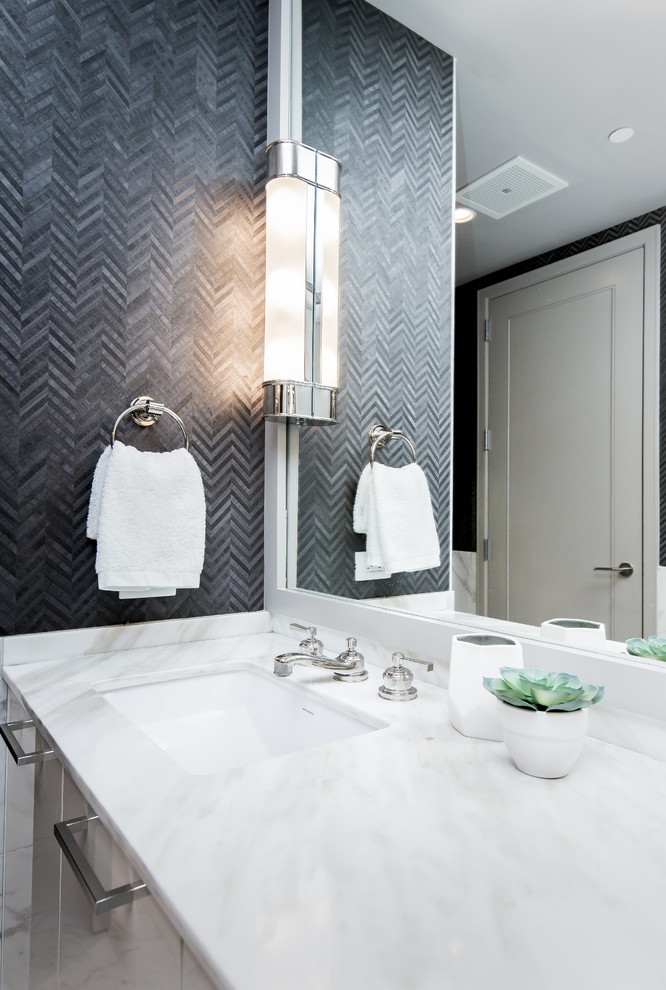 Modernes Badezimmer mit schwarzer Wandfarbe, Unterbauwaschbecken, weißer Waschtischplatte, weißen Schränken und Marmor-Waschbecken/Waschtisch in Austin