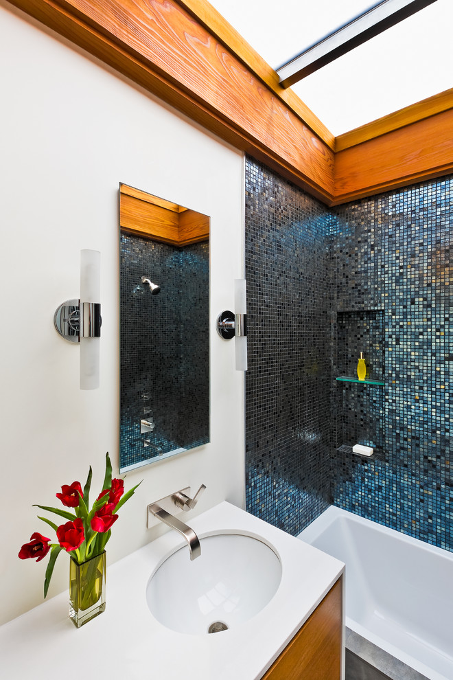 Inspiration pour une salle de bain vintage en bois brun avec un combiné douche/baignoire, un placard à porte plane, une baignoire en alcôve et un carrelage bleu.