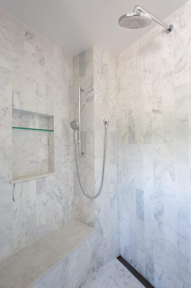 Idéer för att renovera ett stort retro badrum, med en hörndusch, grå kakel och marmorkakel