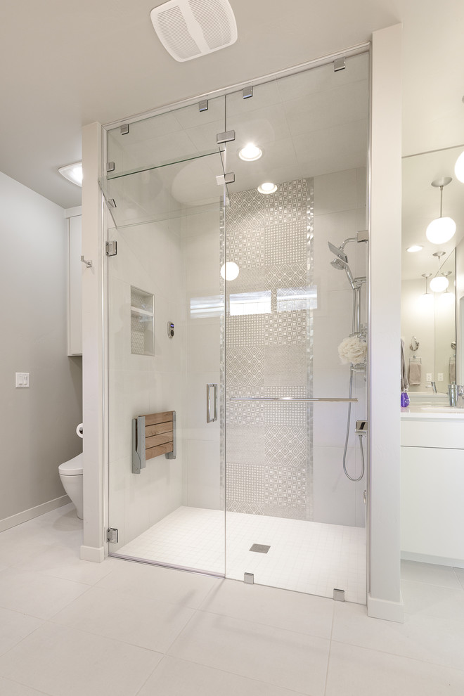 Idéer för ett mellanstort 60 tals vit en-suite badrum, med släta luckor, beige skåp, ett fristående badkar, en kantlös dusch, grå kakel, porslinskakel, grå väggar, klinkergolv i porslin, ett undermonterad handfat, bänkskiva i kvarts, grått golv och dusch med gångjärnsdörr