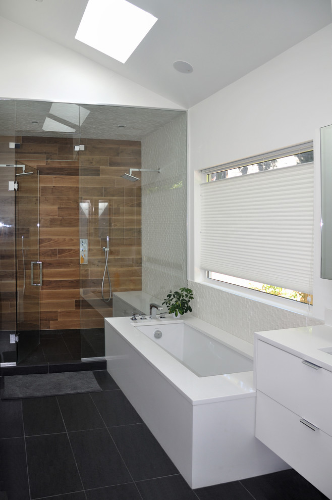 Источник вдохновения для домашнего уюта: главная ванная комната среднего размера в стиле ретро с плоскими фасадами, белыми фасадами, полновстраиваемой ванной, инсталляцией, белыми стенами, полом из керамогранита, подвесной раковиной, столешницей из искусственного кварца, душевой комнатой, коричневой плиткой, керамогранитной плиткой, душем с распашными дверями, белой столешницей и черным полом