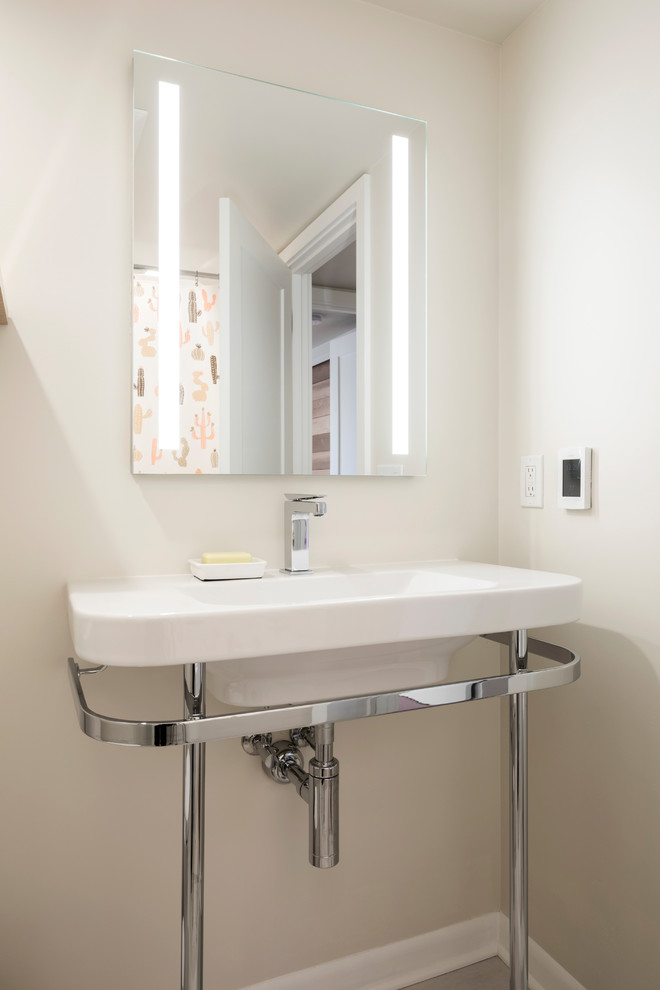 Свежая идея для дизайна: маленькая ванная комната в стиле ретро с белыми стенами, полом из керамогранита, раковиной с пьедесталом, бежевым полом и шторкой для ванной для на участке и в саду - отличное фото интерьера
