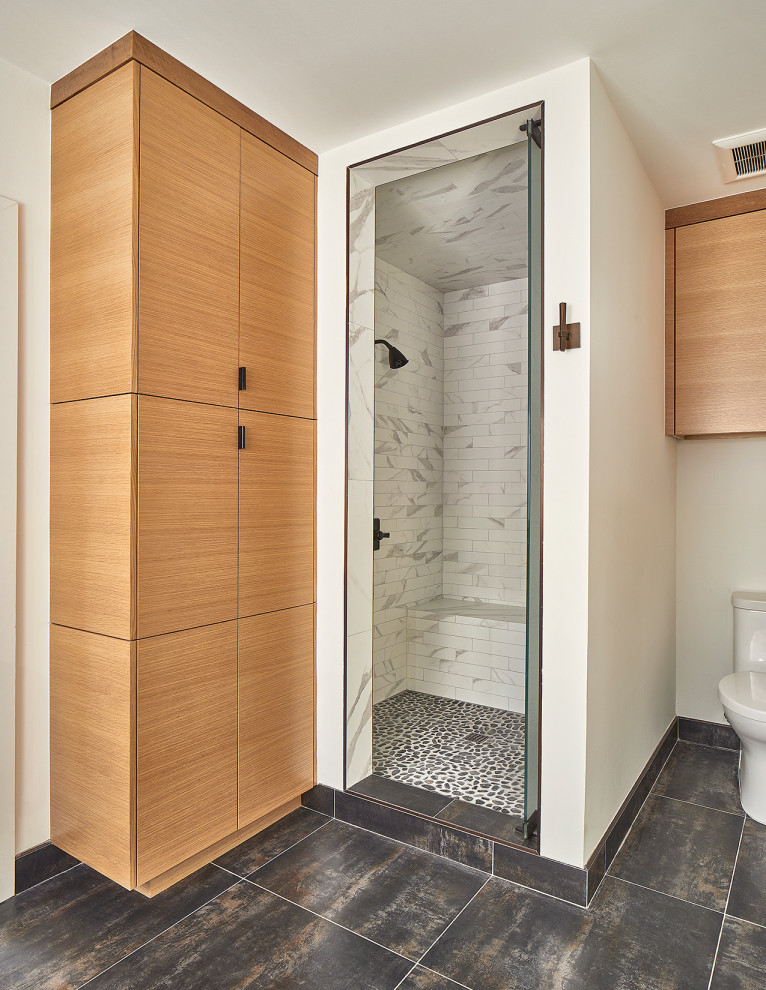 Idéer för att renovera ett mellanstort 60 tals grå grått en-suite badrum, med släta luckor, skåp i ljust trä, klinkergolv i porslin, ett undermonterad handfat och bänkskiva i kvarts