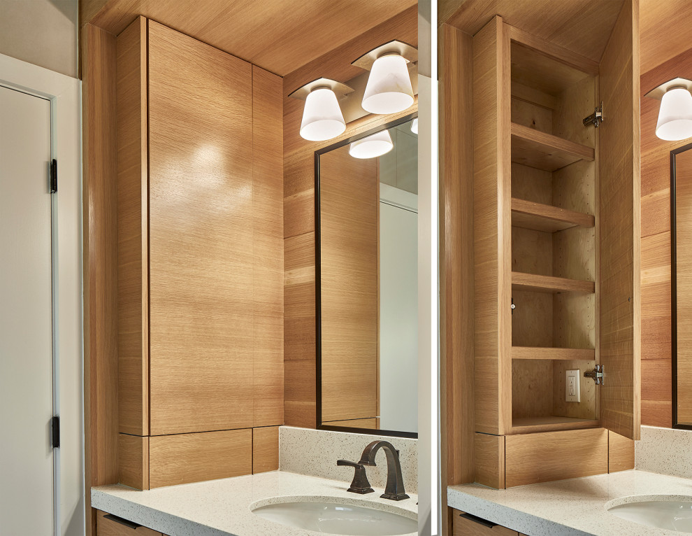 Cette image montre une salle de bain principale vintage en bois clair de taille moyenne avec parquet clair, un lavabo suspendu, un plan de toilette en quartz modifié, meuble double vasque, meuble-lavabo encastré et du papier peint.