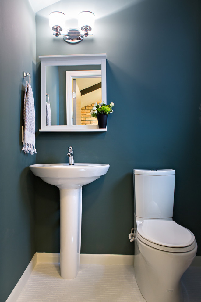 Ispirazione per una piccola stanza da bagno moderna con lavabo a colonna, WC a due pezzi, piastrelle bianche, piastrelle in pietra, pareti blu e pavimento in gres porcellanato