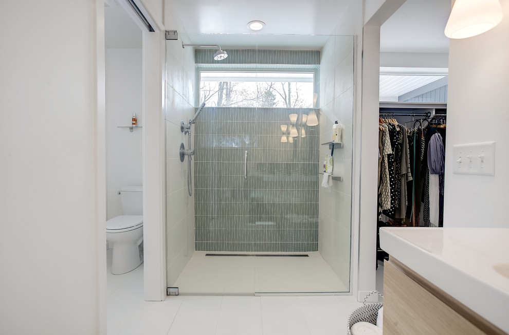 Bild på ett mellanstort 60 tals en-suite badrum, med släta luckor, skåp i ljust trä, en kantlös dusch, grön kakel, glaskakel, klinkergolv i keramik, ett integrerad handfat, vitt golv, dusch med gångjärnsdörr, vita väggar och bänkskiva i kvartsit