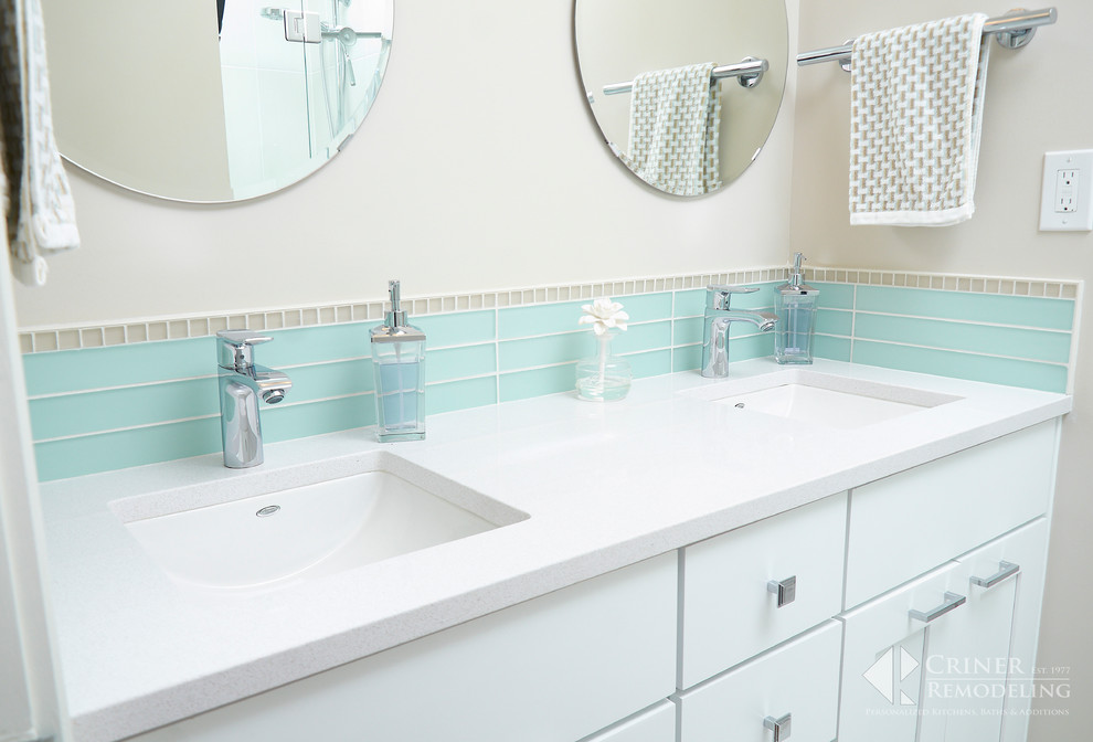 Imagen de cuarto de baño vintage con puertas de armario blancas y suelo de baldosas de porcelana