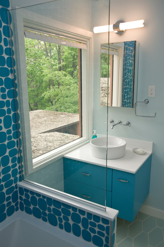 Свежая идея для дизайна: детская ванная комната среднего размера в стиле модернизм с плоскими фасадами, душем над ванной, синими стенами, настольной раковиной, столешницей из искусственного кварца и белой столешницей - отличное фото интерьера