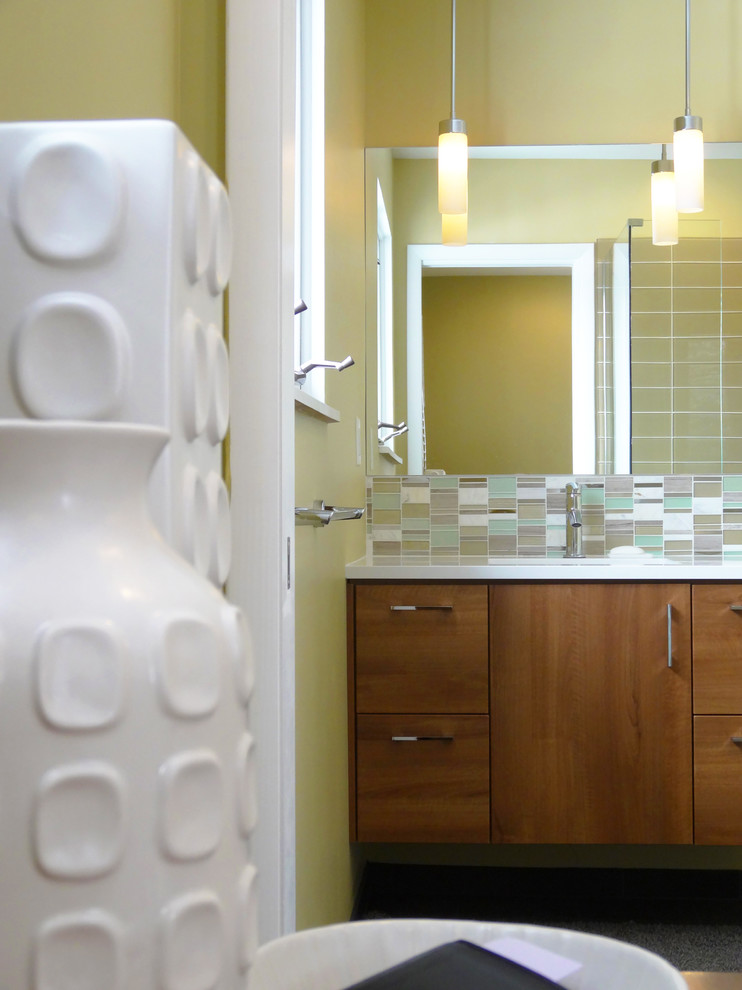 Modelo de cuarto de baño vintage con lavabo bajoencimera, armarios con paneles lisos, ducha a ras de suelo, sanitario de dos piezas, baldosas y/o azulejos verdes, paredes verdes y suelo de baldosas de cerámica