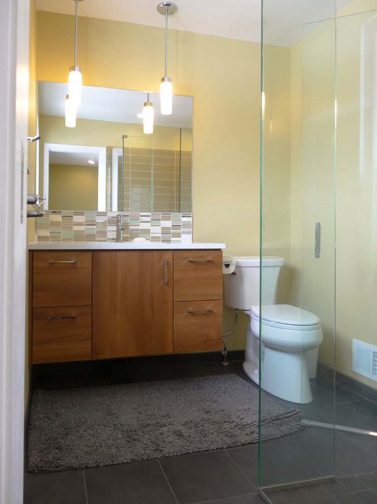 Immagine di una stanza da bagno moderna con lavabo sottopiano, ante lisce, doccia a filo pavimento, WC a due pezzi, piastrelle verdi, pareti verdi e pavimento con piastrelle in ceramica