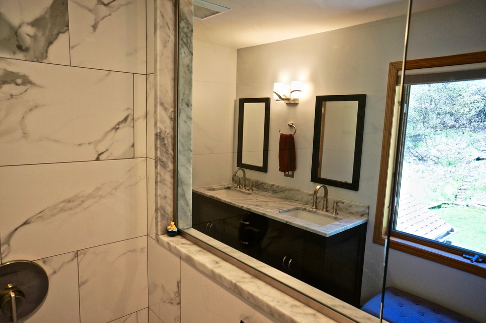 Idéer för ett mellanstort modernt en-suite badrum, med släta luckor, svarta skåp, en dusch i en alkov, flerfärgad kakel, keramikplattor, marmorbänkskiva och dusch med gångjärnsdörr