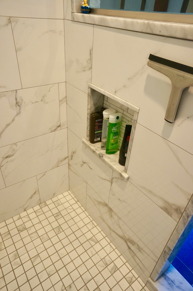 Idéer för att renovera ett mellanstort funkis en-suite badrum, med släta luckor, svarta skåp, en dusch i en alkov, flerfärgad kakel, keramikplattor, marmorbänkskiva och dusch med gångjärnsdörr