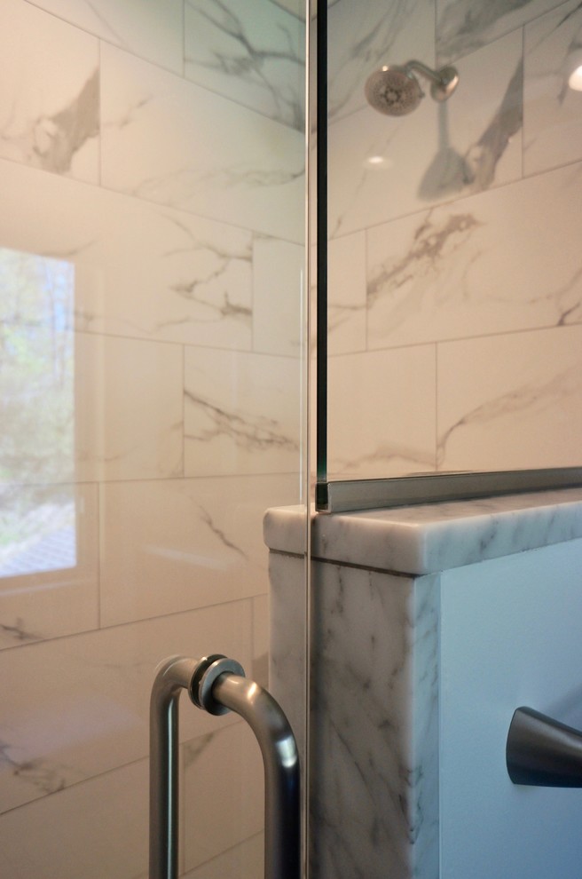 Пример оригинального дизайна: главная ванная комната среднего размера в стиле модернизм с плоскими фасадами, черными фасадами, душем в нише, разноцветной плиткой, керамической плиткой, мраморной столешницей и душем с распашными дверями