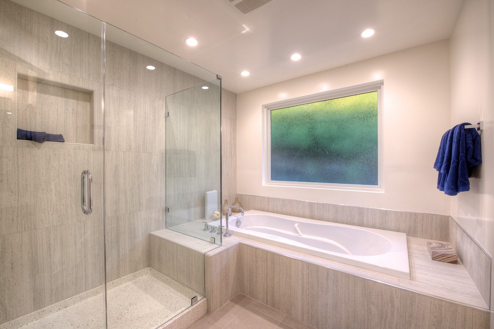 Immagine di una stanza da bagno padronale moderna di medie dimensioni con vasca da incasso, doccia aperta, piastrelle grigie, piastrelle in gres porcellanato, pareti bianche e pavimento con piastrelle in ceramica