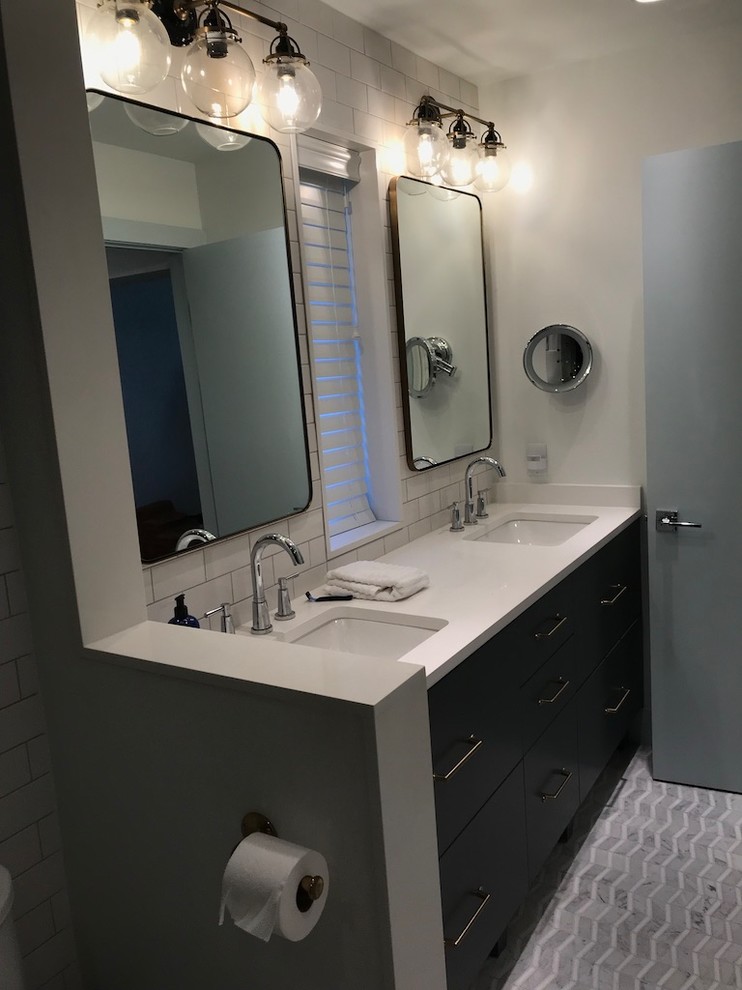 Foto på ett mellanstort 50 tals vit en-suite badrum, med släta luckor, grå skåp, flerfärgad kakel, keramikplattor, vita väggar, marmorgolv, ett undermonterad handfat, bänkskiva i kvarts och flerfärgat golv