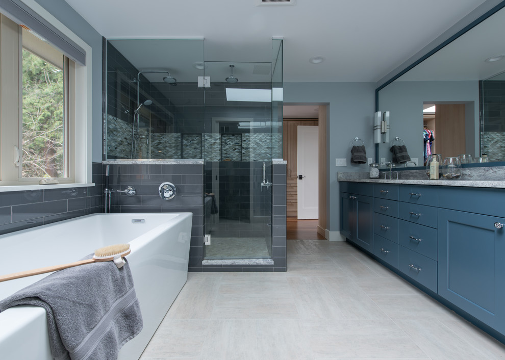 Idéer för ett stort 50 tals grå en-suite badrum, med blå skåp, ett fristående badkar, en hörndusch, grå kakel, ett nedsänkt handfat, granitbänkskiva, grått golv och dusch med gångjärnsdörr