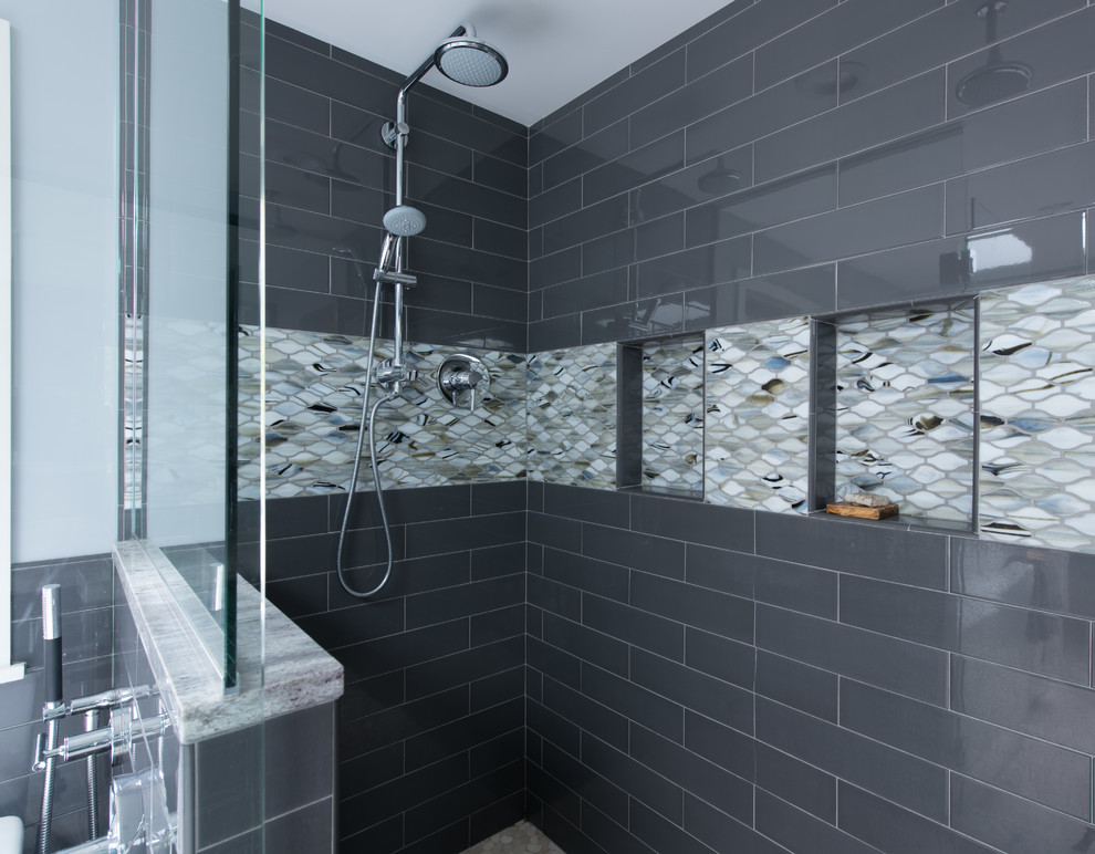 Inredning av ett retro stort grå grått en-suite badrum, med blå skåp, ett fristående badkar, en hörndusch, grå kakel, keramikplattor, blå väggar, klinkergolv i porslin, ett nedsänkt handfat, granitbänkskiva, grått golv och dusch med gångjärnsdörr