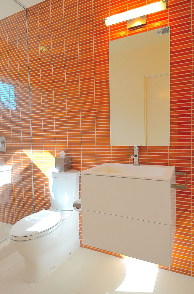 На фото: ванная комната среднего размера в стиле ретро с плоскими фасадами, белыми фасадами, душем в нише, унитазом-моноблоком, оранжевой плиткой, плиткой мозаикой, разноцветными стенами, полом из керамогранита, душевой кабиной, монолитной раковиной, столешницей из искусственного кварца, белым полом и открытым душем
