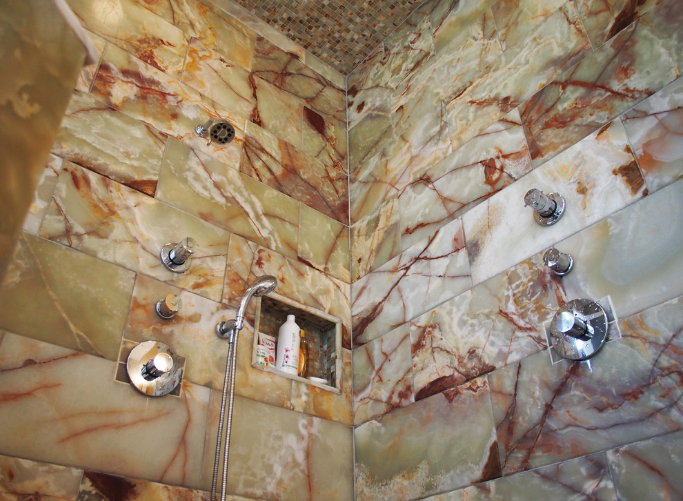 Ejemplo de cuarto de baño principal retro pequeño con armarios con paneles lisos, puertas de armario de madera en tonos medios, ducha esquinera, paredes multicolor, suelo de linóleo, lavabo bajoencimera y encimera de mármol