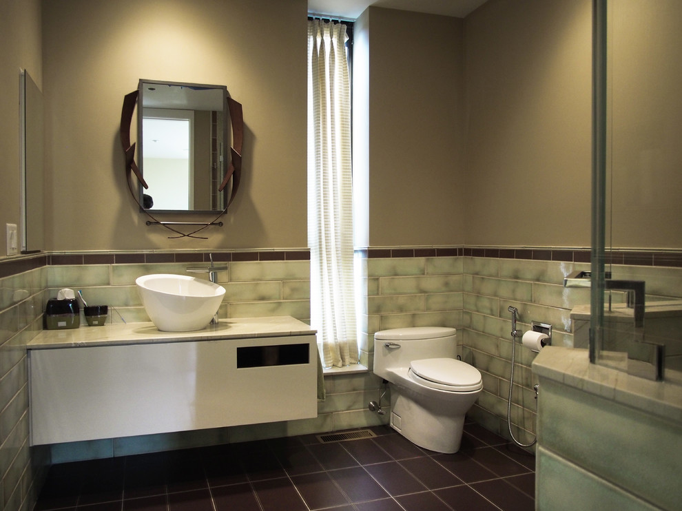 Inredning av ett retro litet en-suite badrum, med släta luckor, vita skåp, en hörndusch, en toalettstol med separat cisternkåpa, grön kakel, beige väggar, linoleumgolv, ett fristående handfat, marmorbänkskiva och glaskakel