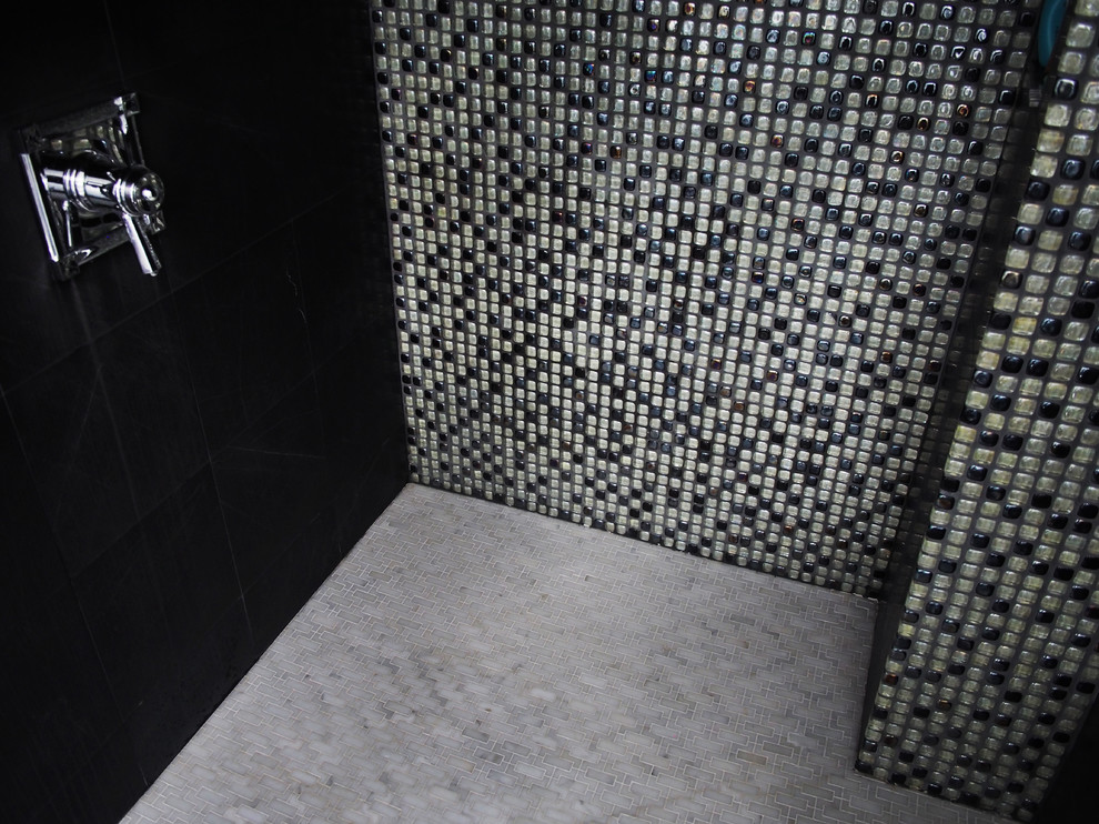 Mittelgroßes Retro Duschbad mit flächenbündigen Schrankfronten, weißen Schränken, Duschnische, schwarzen Fliesen, farbigen Fliesen, Mosaikfliesen und Marmor-Waschbecken/Waschtisch in New York