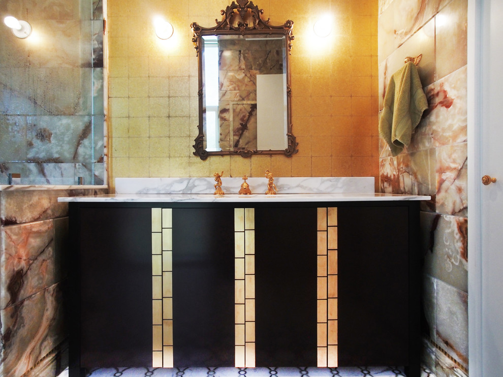 Idee per una piccola stanza da bagno padronale minimalista con ante lisce, ante in legno bruno, doccia ad angolo, pareti multicolore, pavimento in linoleum, lavabo sottopiano e top in marmo