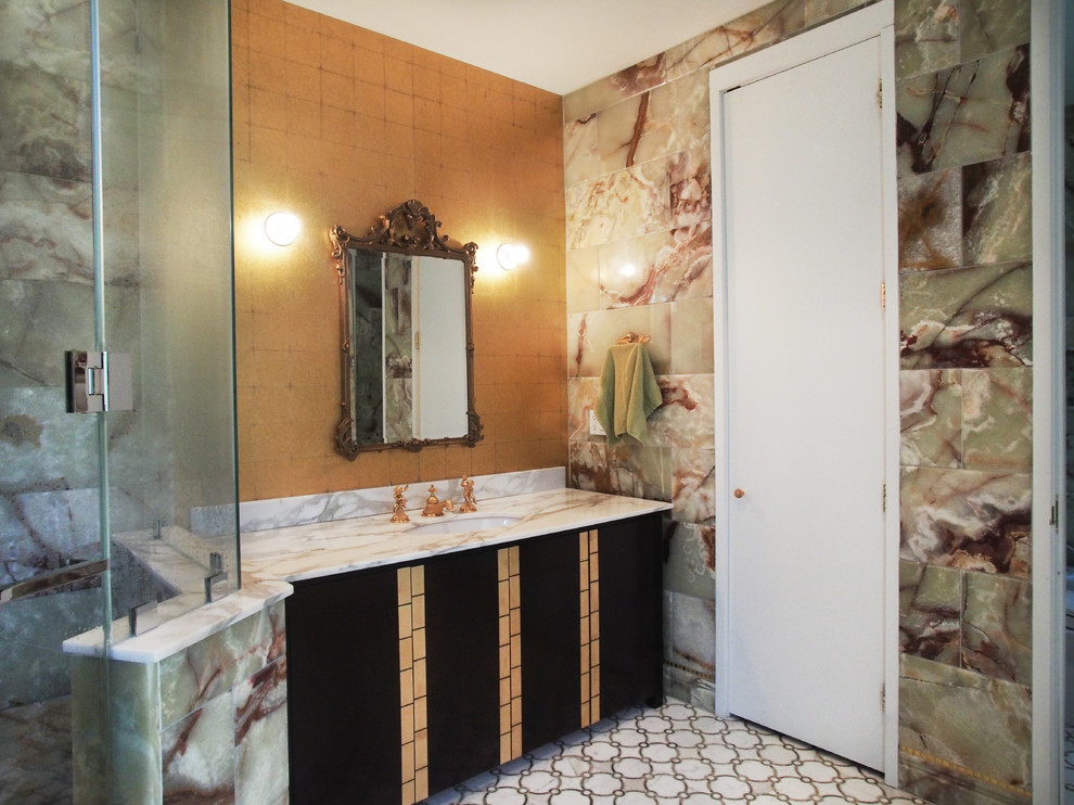 Ispirazione per una piccola stanza da bagno padronale moderna con ante lisce, ante in legno bruno, doccia ad angolo, pareti multicolore, pavimento in linoleum, lavabo sottopiano e top in marmo