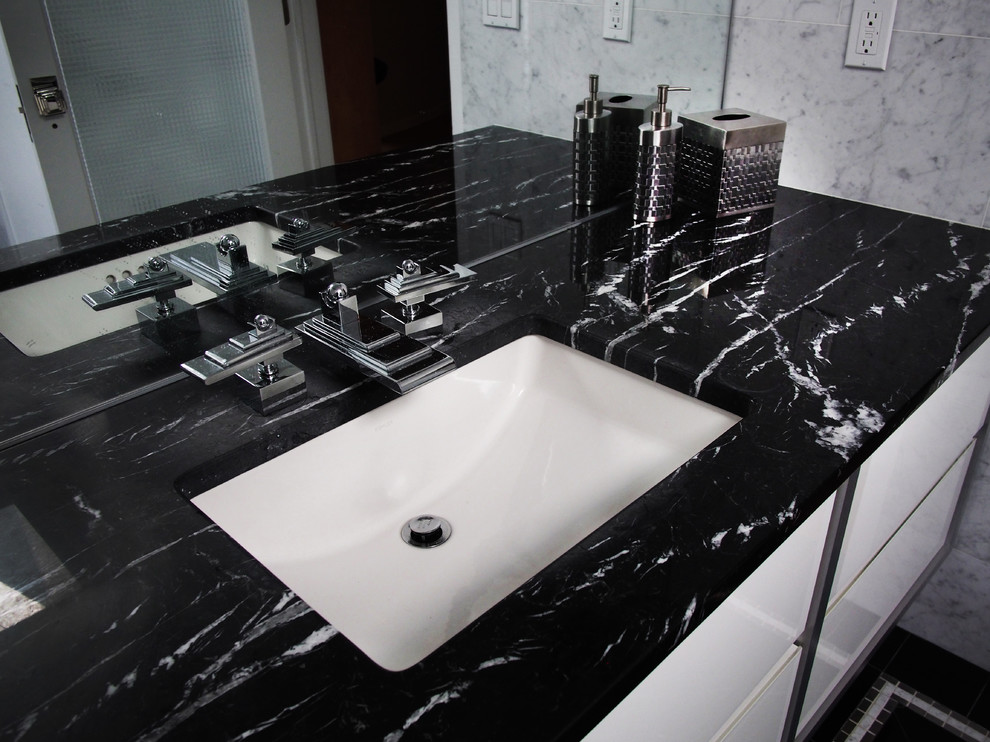 Esempio di una stanza da bagno con doccia minimalista di medie dimensioni con ante lisce, ante bianche, doccia alcova, piastrelle nere, piastrelle multicolore, piastrelle a mosaico e top in marmo