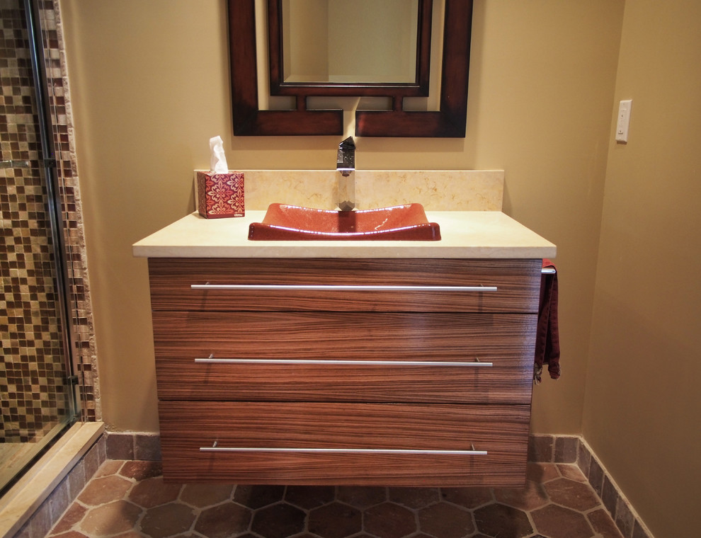 Idées déco pour une petite salle de bain rétro en bois brun avec un placard à porte plane, mosaïque, un mur beige, un sol en carrelage de céramique, un lavabo posé et un plan de toilette en granite.