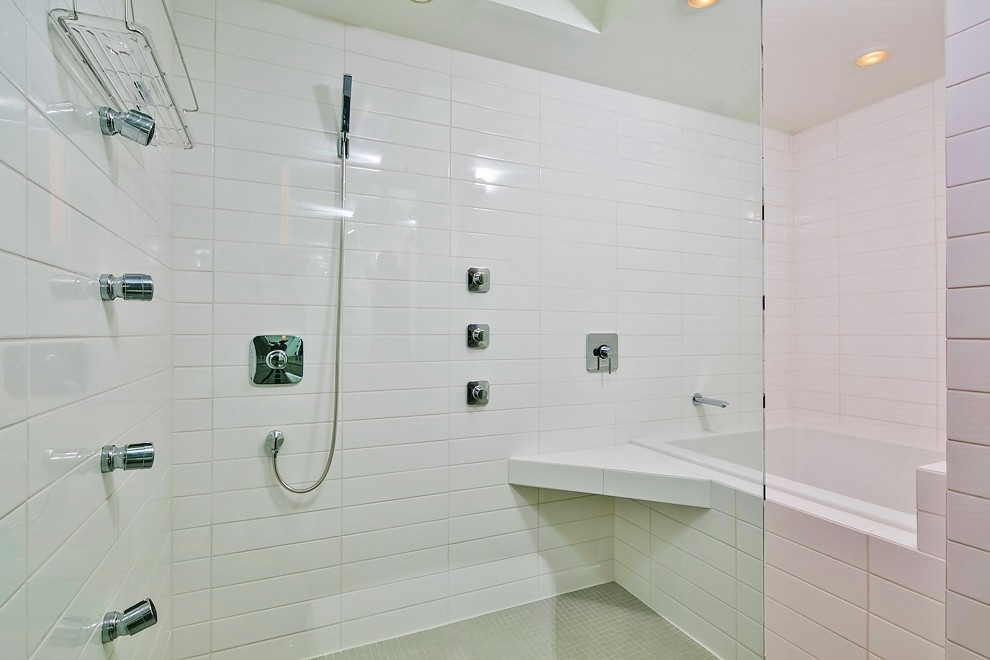 Großes Modernes Badezimmer En Suite mit flächenbündigen Schrankfronten, hellen Holzschränken, Duschnische, beigen Fliesen, weißer Wandfarbe, Porzellan-Bodenfliesen, Unterbauwaschbecken und Quarzwerkstein-Waschtisch in Seattle