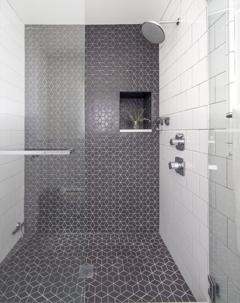 Immagine di una piccola stanza da bagno con doccia minimalista con pistrelle in bianco e nero, piastrelle in ceramica, pavimento nero e porta doccia a battente