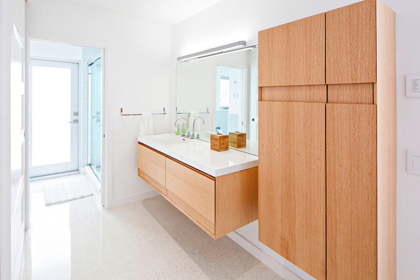 На фото: главная ванная комната среднего размера в стиле ретро с светлыми деревянными фасадами с