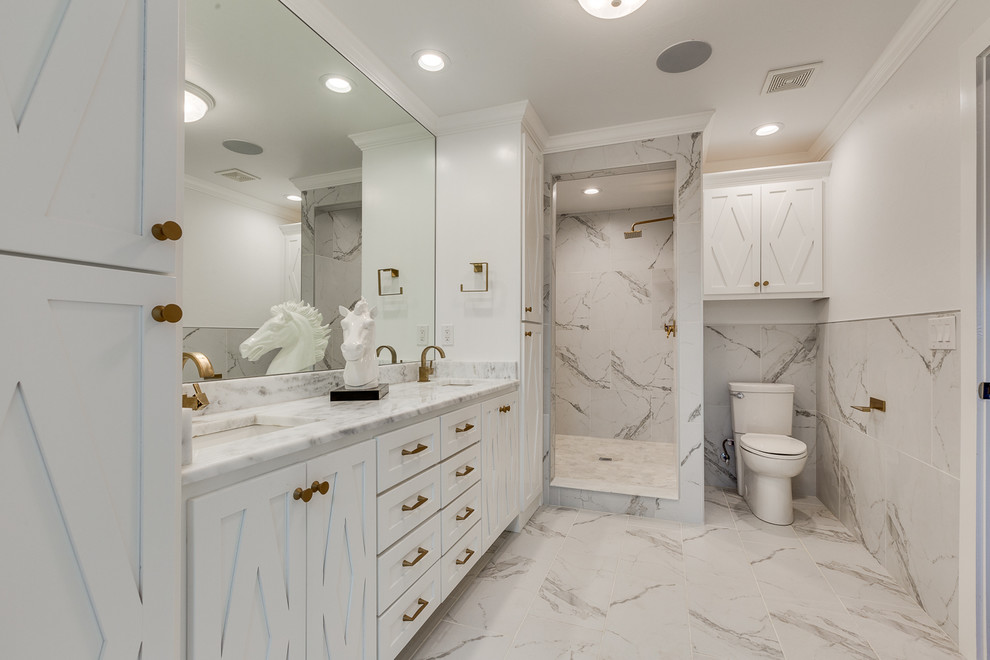 Bild på ett vintage badrum, med skåp i shakerstil, vita skåp, en dusch i en alkov, en toalettstol med hel cisternkåpa, vit kakel, vita väggar och ett undermonterad handfat