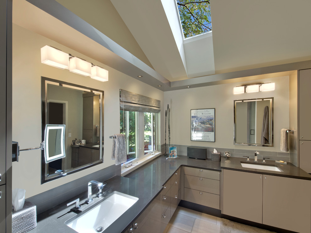 Idee per una grande stanza da bagno padronale minimalista con ante lisce, ante beige, pareti beige e lavabo sottopiano