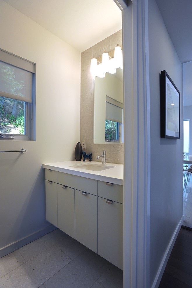 Inspiration för moderna vitt badrum, med släta luckor, grå skåp och ett undermonterat badkar