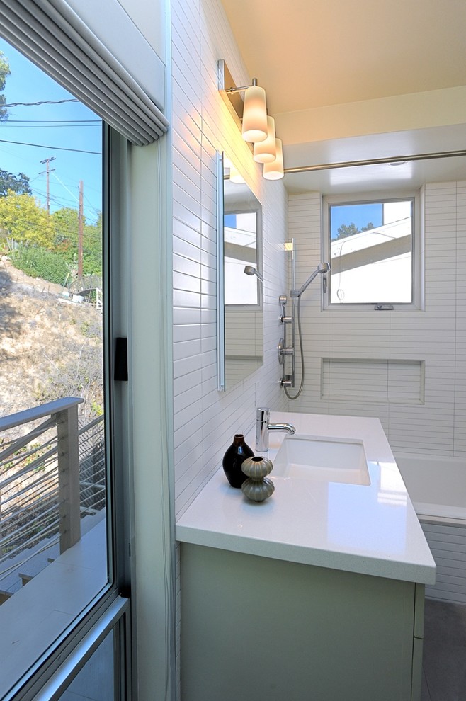 Modernes Badezimmer mit Unterbauwaschbecken, Badewanne in Nische, Duschbadewanne, weißen Fliesen und weißer Waschtischplatte in Los Angeles