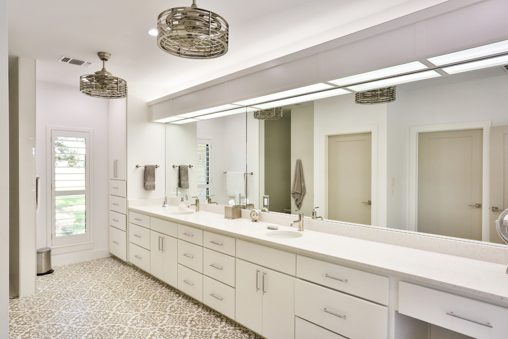 Großes Retro Badezimmer En Suite mit flächenbündigen Schrankfronten, weißen Schränken, Porzellan-Bodenfliesen, Mineralwerkstoff-Waschtisch, buntem Boden und weißer Waschtischplatte in Austin
