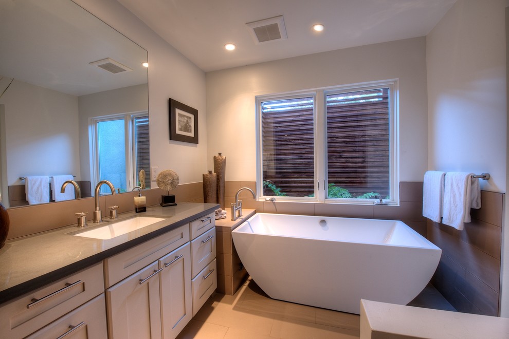 Example of a mid-sized mid-century modern master gray tile and porcelain tile ceramic tile bathroom design in San Francisco with an undermount sink, shaker cabinets, white cabinets, quartz countertops, a one-piece toilet and white walls
