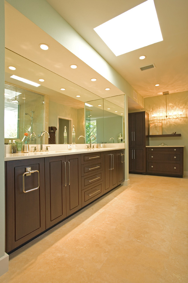 Inspiration pour une salle de bain principale minimaliste en bois foncé de taille moyenne avec un lavabo encastré, un placard avec porte à panneau surélevé, un plan de toilette en quartz modifié, un carrelage beige, un carrelage de pierre, un mur blanc et un sol en marbre.