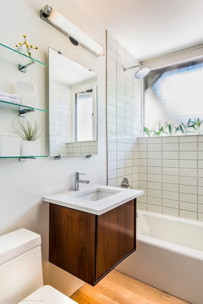 This is an example of a small midcentury bathroom in Los Angeles.