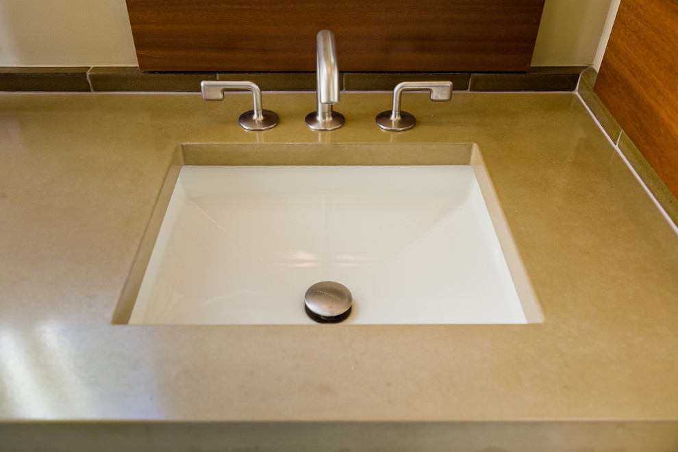 Imagen de cuarto de baño principal moderno grande con encimera de cemento, paredes beige y lavabo bajoencimera