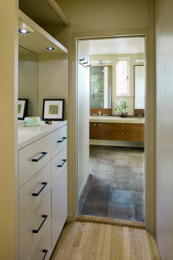 На фото: большая главная ванная комната в стиле модернизм с каменной плиткой, коричневой плиткой, полом из керамогранита, врезной раковиной, плоскими фасадами, фасадами цвета дерева среднего тона и бежевыми стенами